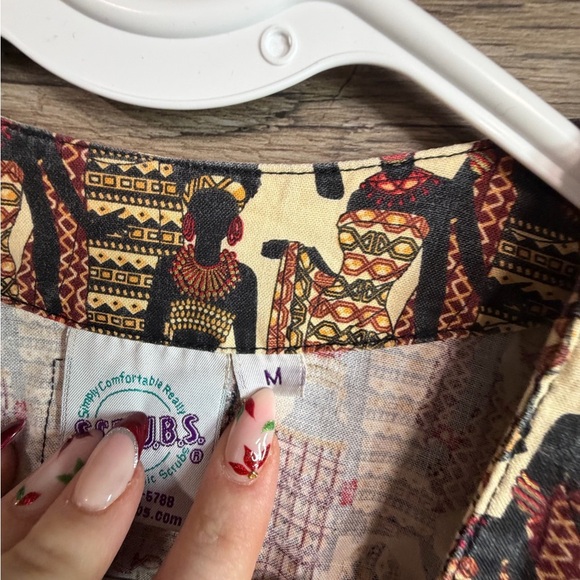 Scrubs Ethnic Print Long Sleeve Scrub Top - Picture 5 of 7